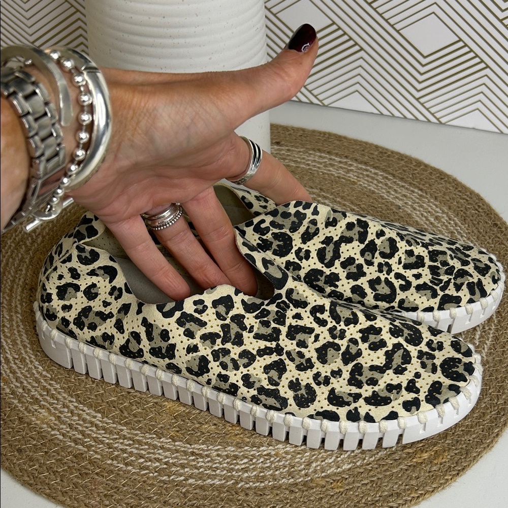 Like new—-Isle Jacobsen Tulip Leopard flats-size 37-7 - Picture 2 of 9